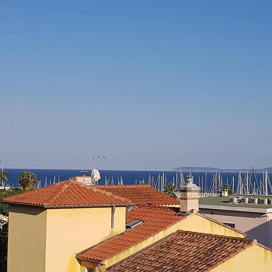 Appartement La Caravelle Vue Mer et Wifi à Le Lavandou 0*,  France