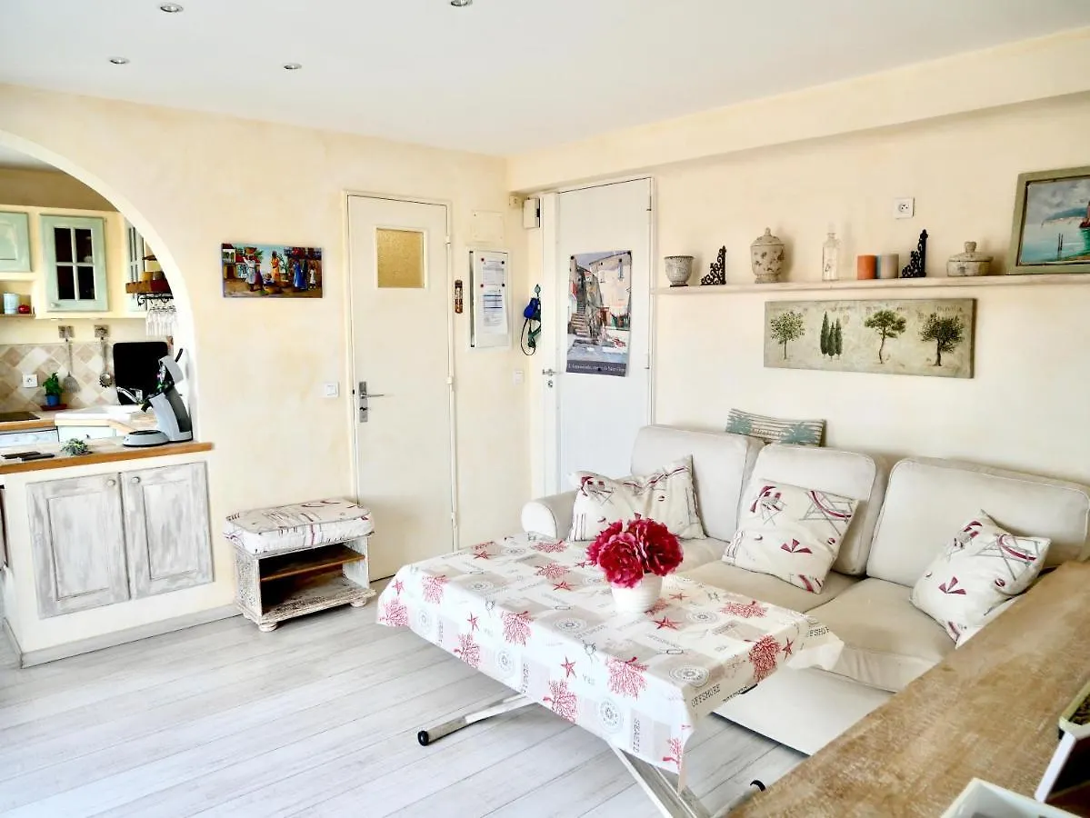 Appartement La Caravelle Vue Mer et Wifi à Le Lavandou France